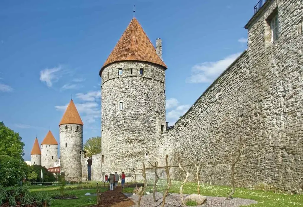 tallinn medieval walls